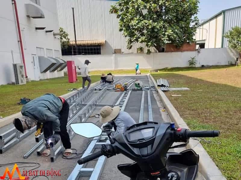 Thợ có khí thi công tại địa phương