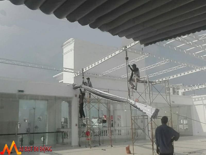 đưa bạt lên tay và ba lăng xich