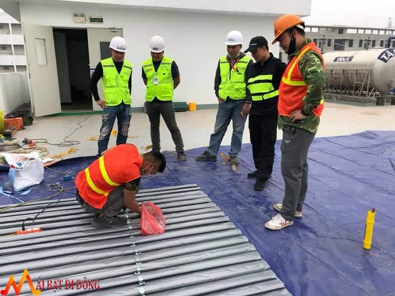 gắn bánh xe vào bạt và cây xỏ