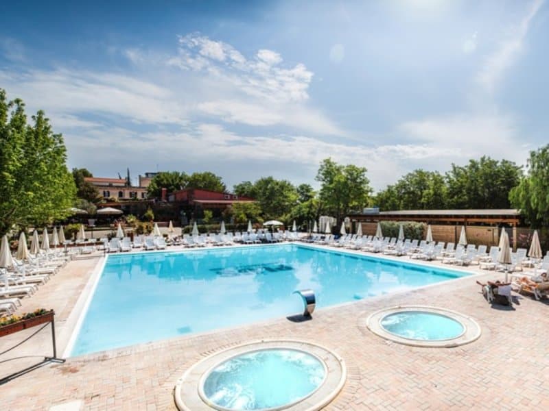 Übernachten in Rom ab 11,38€ die Nacht im Bungalow Italien City Pass 28,00€ 8 Der Pool am Bungalow Italien in Rom