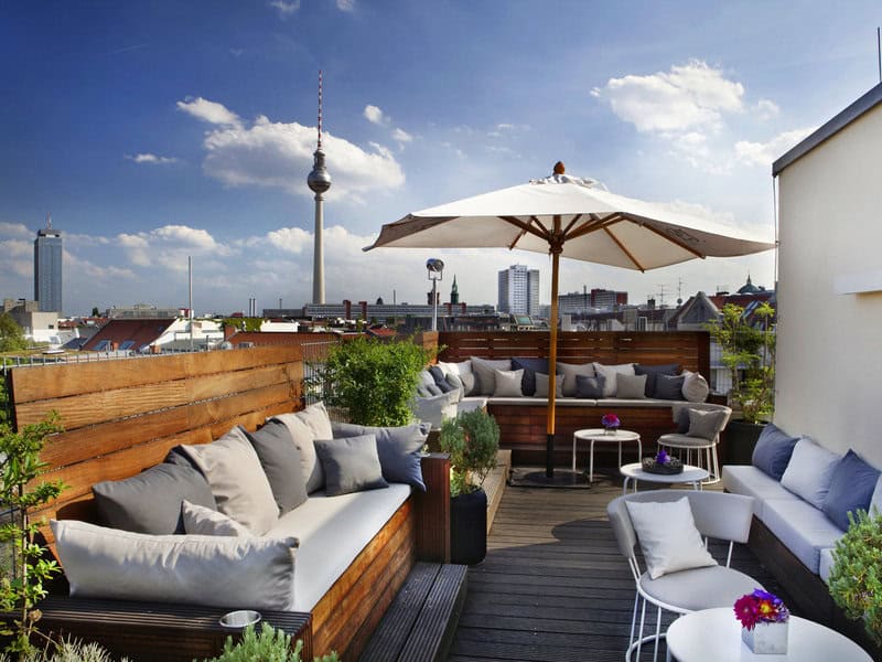 Zur kalten Jahreszeit hängen Heizstrahler hier so ist das Chillen in Berlins freien Rooftopbars ziemlich gemütlich - am Alexanderplatz Zur kalten Jahreszeit hängen Heizstrahler hier so ist das Chillen in Berlins freien Rooftopbars ziemlich gemütlich+