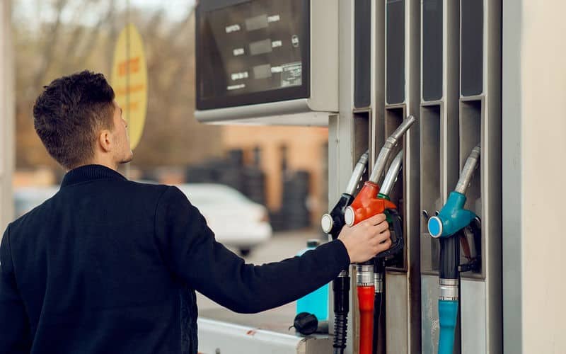 27% заправок переливают бензин! Верите в такое? При этом из 100 проверенных АЗС недоливают на 58.