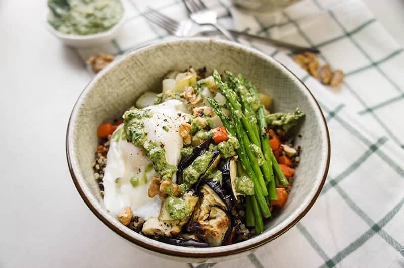 Quinoa and Roasted Veggie Pesto Bowl / These flavorful bowls are a quick and easy dinner - a tasty option when you need to clean out the veggie drawer!