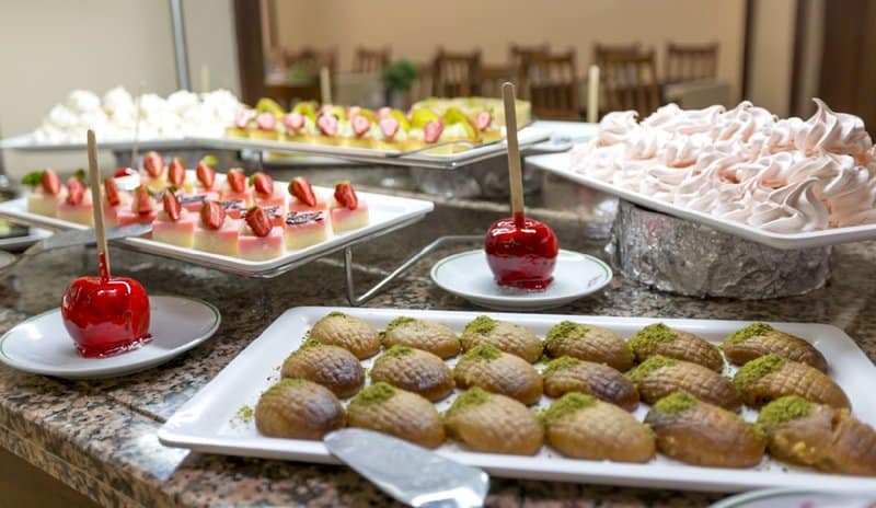 Ebenso ist das Buffet hier in diesem Hotel perfekt Ebenso ist das Buffet hier in diesem Hotel perfekt
