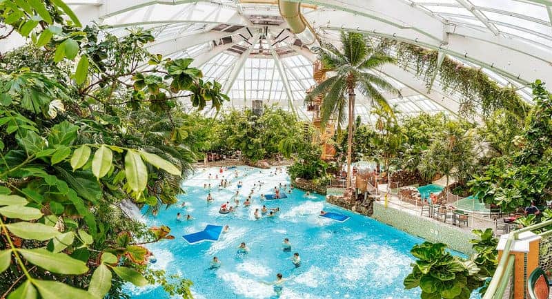 Tropisches Badeparadies mit Wellenbad, Stromschnellen, Wasserrutschen, Wildwasserbaahn ... Tropisches Badeparadies mit Wellenbad, Stromschnellen, Wasserrutschen, Wildwasserbaahn ...