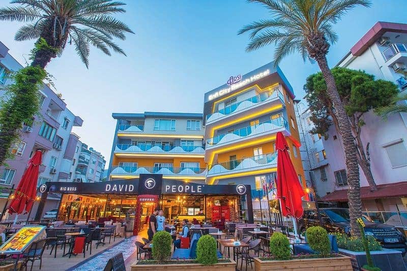 Die Terasse vor dem Eingang des Hotels ist immer belebt Die Terasse vor dem Eingang des Hotels ist immer belebt