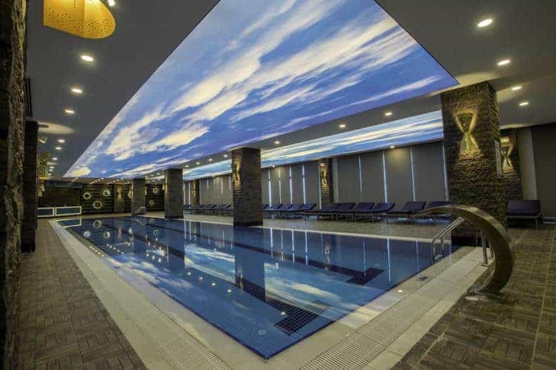 Hallenbad im Spa bereich des guten Resorts