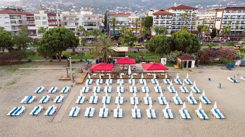 Privater Strandabschnitt mit liegen vom Hotel Privater Strandabschnitt mit liegen vom Hotel