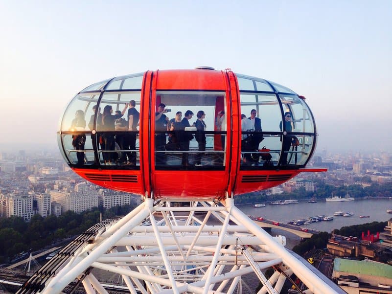 Auf dem London Eye die Stadt von einer anderen perspektive besichtigen Auf dem London Eye die Stadt von einer anderen perspektive besichtigen