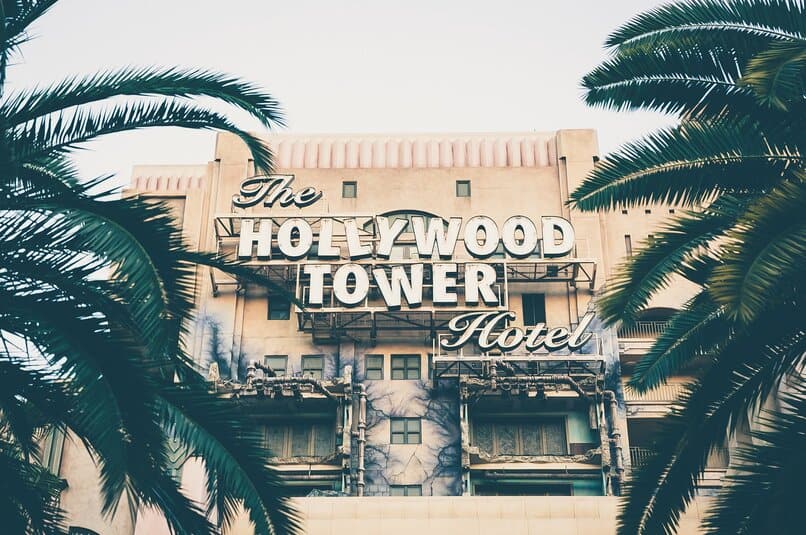 Die Stage wird direkt am Hollywood Tower aufgebaut Die Stage wird direkt am Hollywood Tower aufgebaut