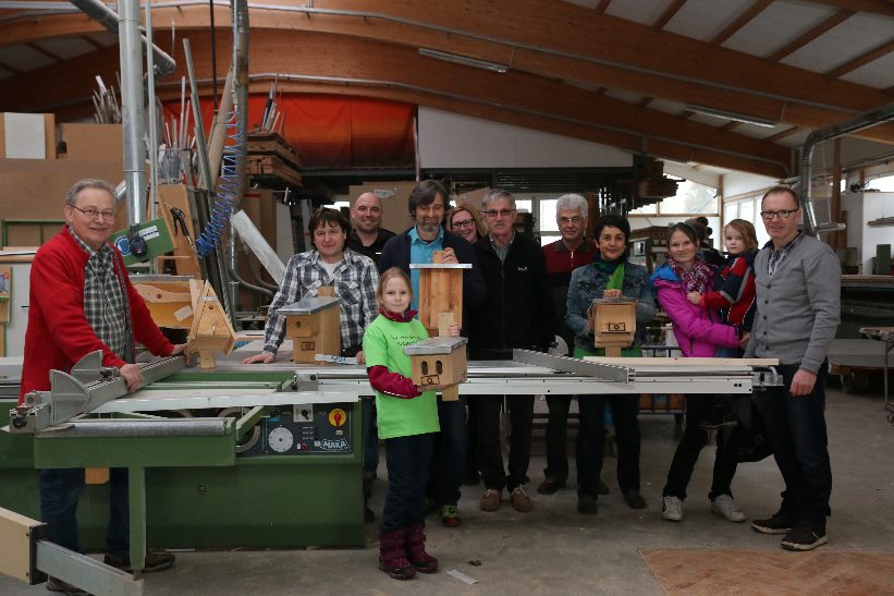 Mitglieder der VLAB-Kreisgruppe Rhön-Grabfeld beim Bau von Nistkästen Bild © Kreisgruppe Rhön-Grabfeld