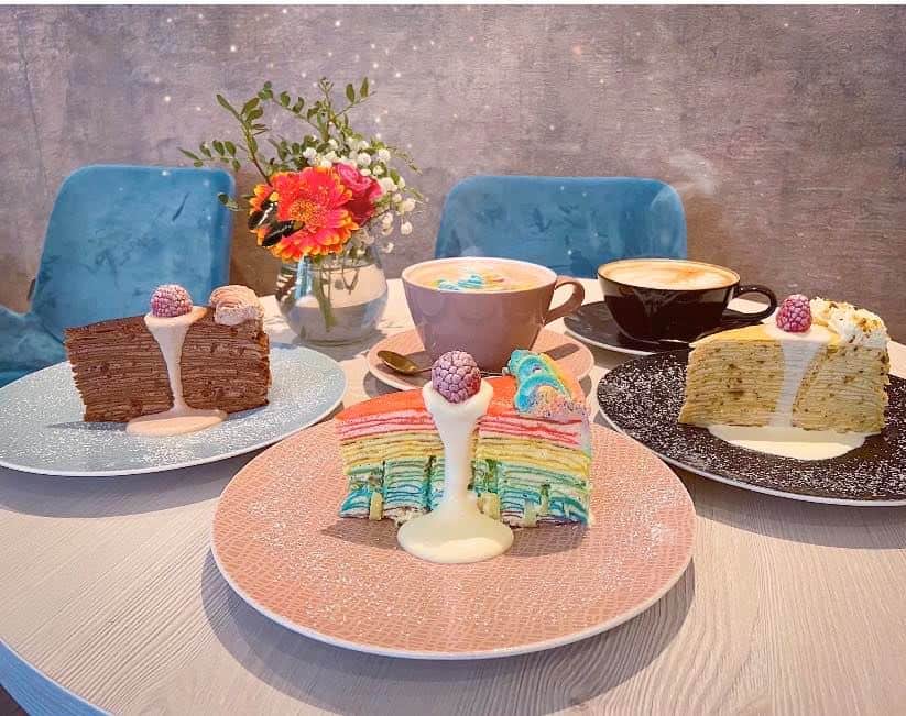 Im Café Niu gibt es asiatischen Kuchen und bunten Kaffee mit Glitzer.