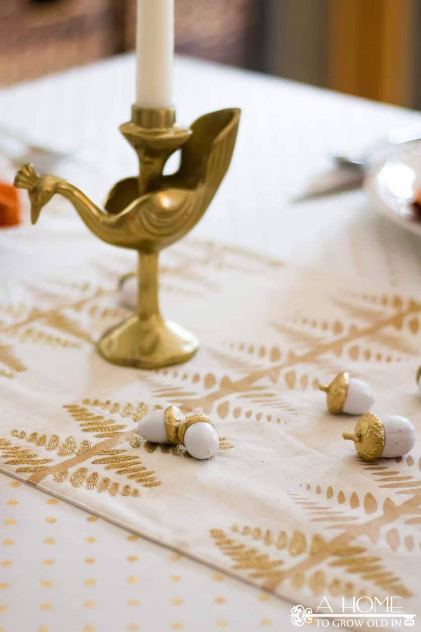 A gold Thanksgiving table looks so elegant, but is simple enough to put together quickly. Click to get great ideas for your Thanksgiving dinner tablescape!