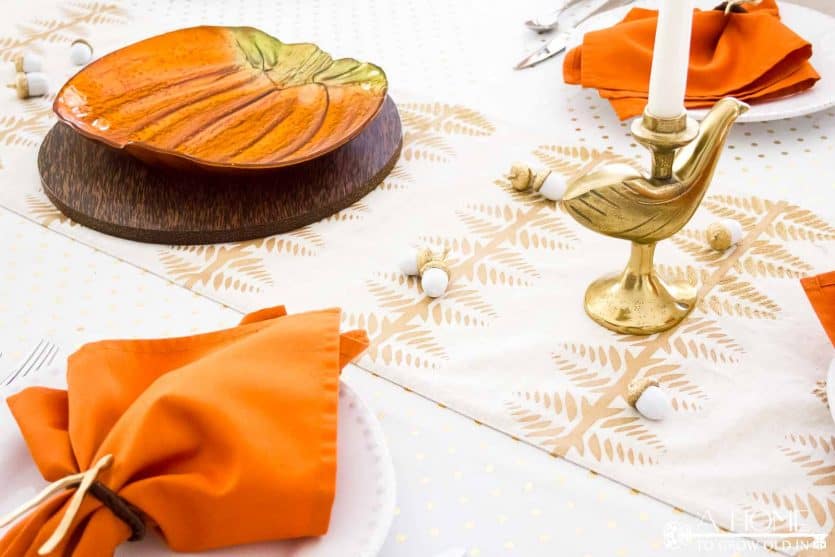 A gold Thanksgiving table looks so elegant, but is simple enough to put together quickly. Click to get great ideas for your Thanksgiving dinner tablescape!