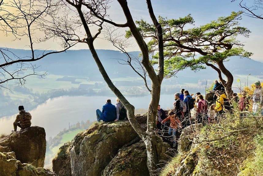 Wandern im Mai am Happburger Stausee bei Nürnberg.