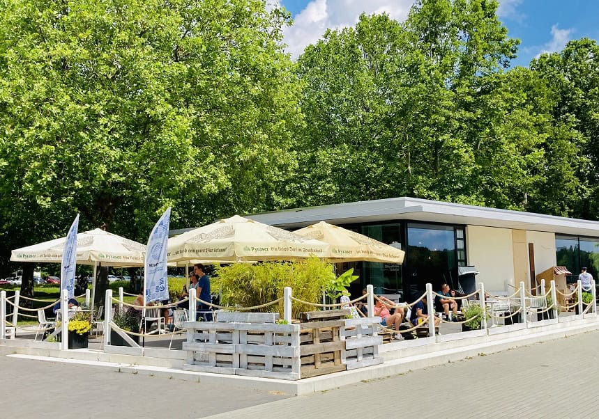 Das Café Strandgut in Nürnberg am Wöhrder See.