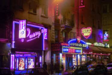 Pigalle, eĢternel lieu de rencontre parisien pour des exhibs et du sexe