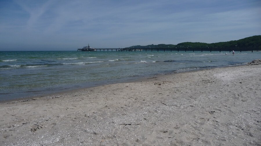 Der weitläufige feindsandige Strand von Binz