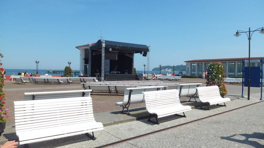 Kurplatz Binz Bänke und Bühne