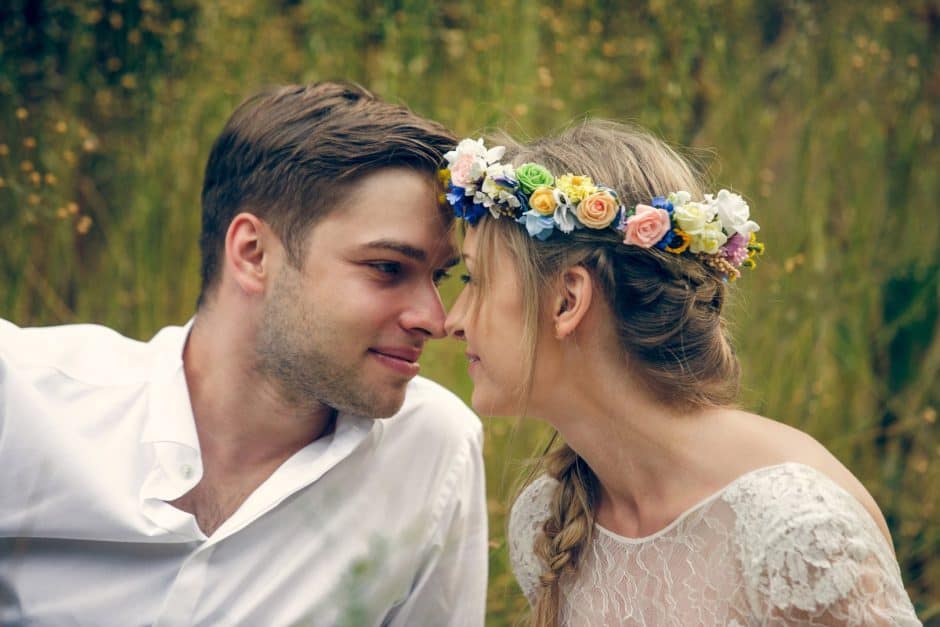 Aneta i Konrad podczas sesji ślubnej (wianek rustykalny) Wesele w stylu rustykalnym wianek rustykalny Ptaszarnia