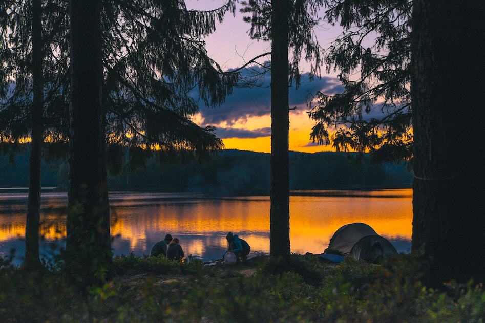 La planification des repas lors d'un voyage sur la route ne doit pas être difficile. Voici quelques idées de repas faciles pour vous aider à démarrer et à profiter du voyage! #roadtrip #camping #recipes #mealplanning #campervan #motorhome #wanderingbird #foodideas