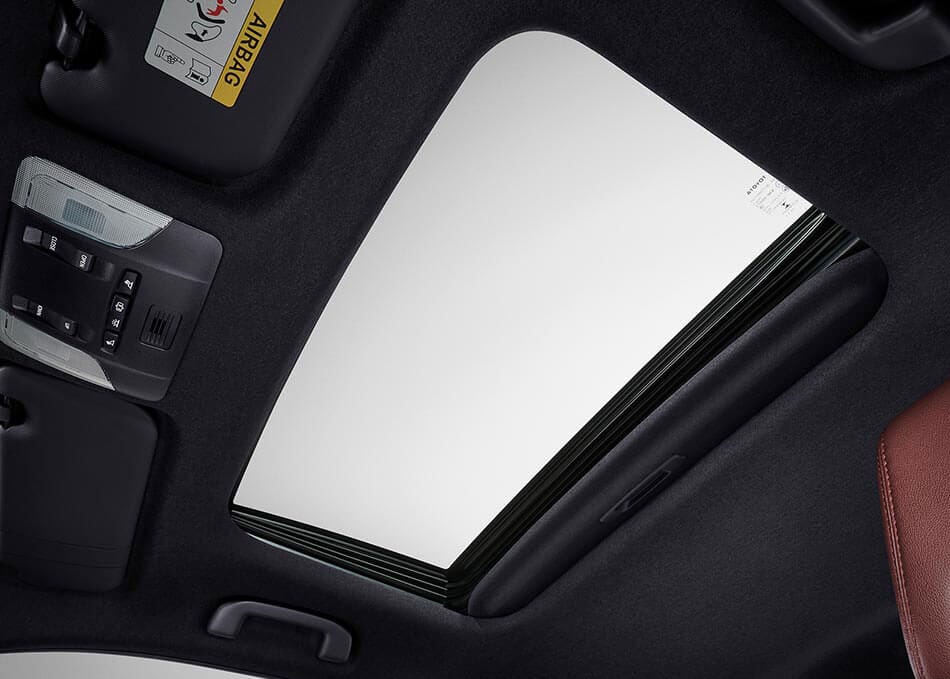 Cửa sổ nóc trên Corolla Cross