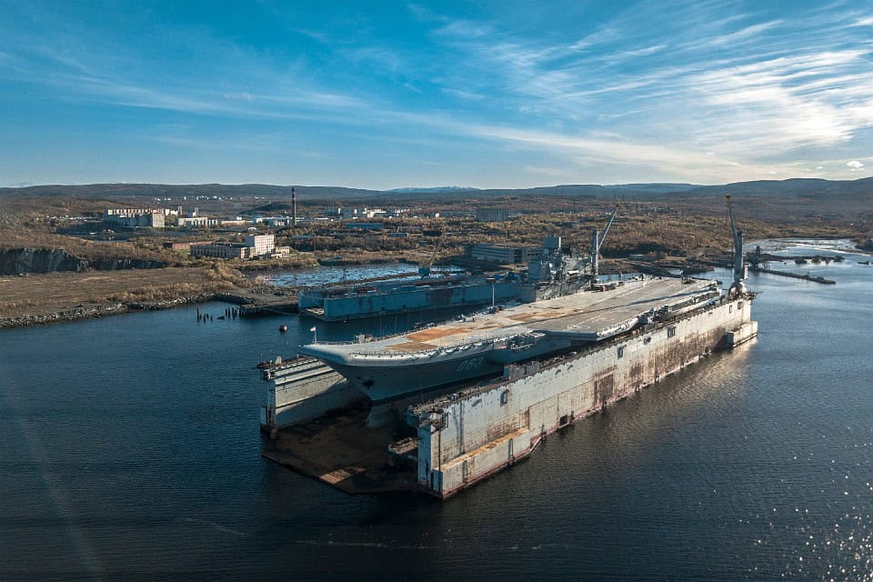 Авіанесучий крейсер "Адмірал Кузнєцов" у сухому доці ПД-50