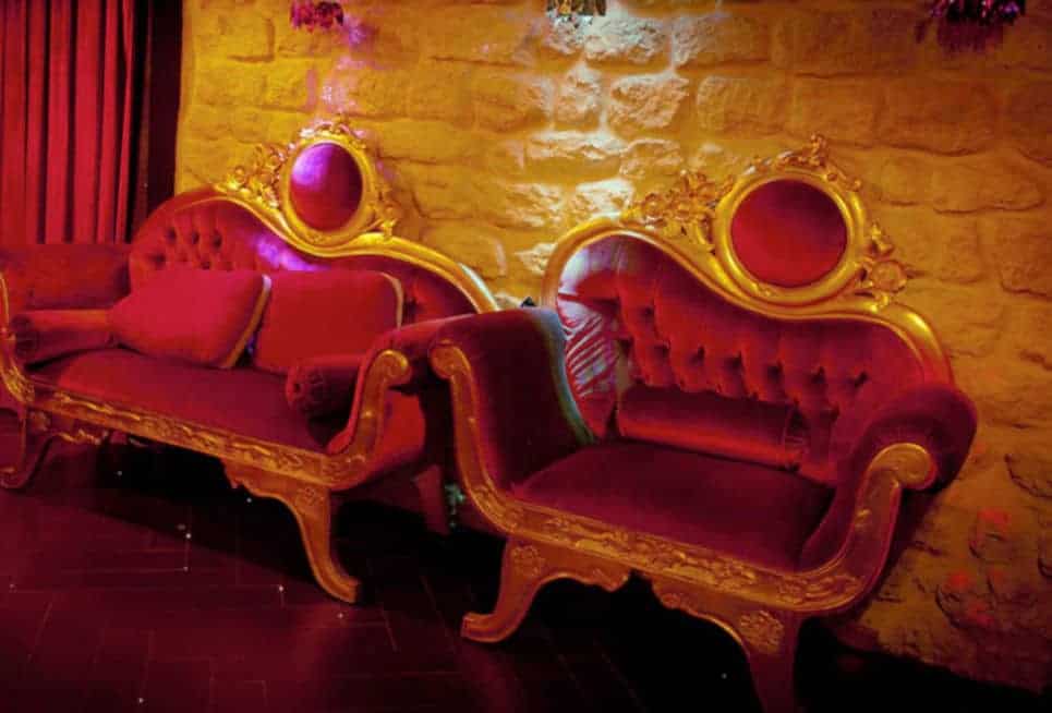 Envie de vous asseoir à cÓté d'un couple de beaux libertins ?