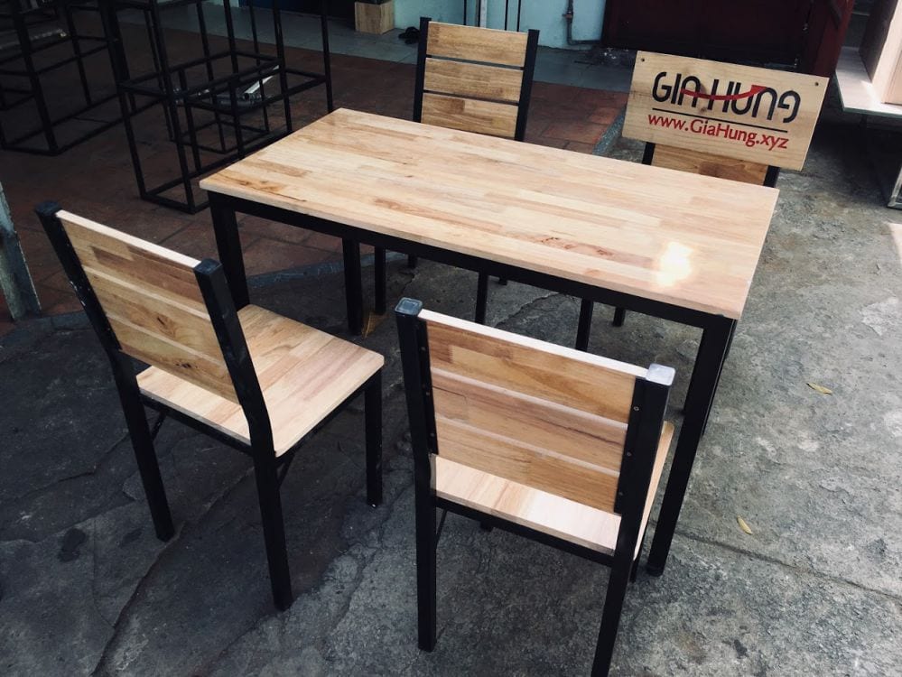 Nguyên bộ 1 bàn + 4 ghế khung chân sắt mặt gỗ cao su chuyên dùng cho quán ăn Nguyên bộ 1 bàn + 4 ghế khung chân sắt mặt gỗ cao su chuyên dùng cho quán ăn