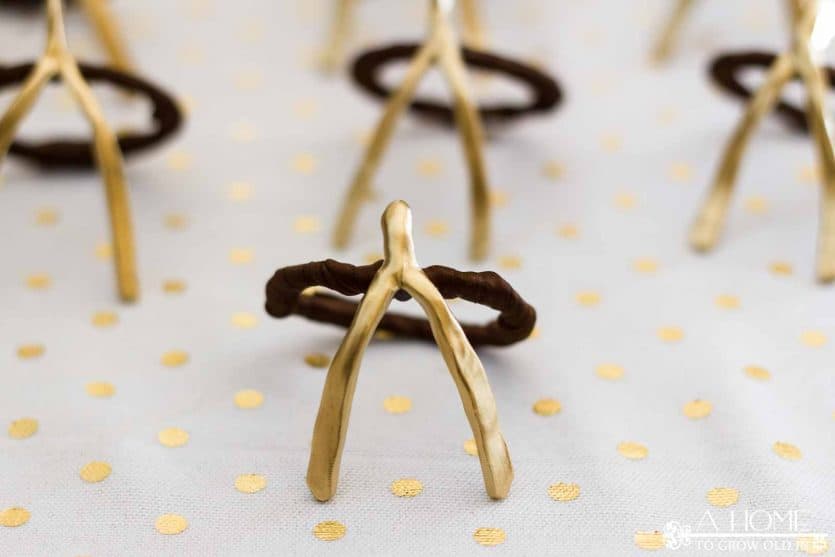 These festive wishbone napkin rings are so easy and fun to make! They will look fantastic on your Thanksgiving dinner table!