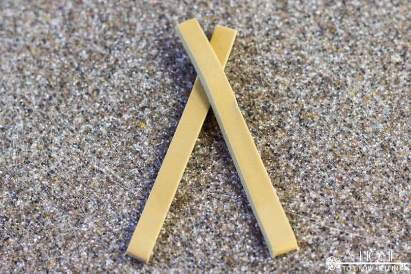These festive wishbone napkin rings are so easy and fun to make! They will look fantastic on your Thanksgiving dinner table!