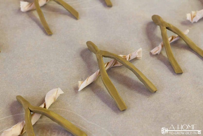 These festive wishbone napkin rings are so easy and fun to make! They will look fantastic on your Thanksgiving dinner table!