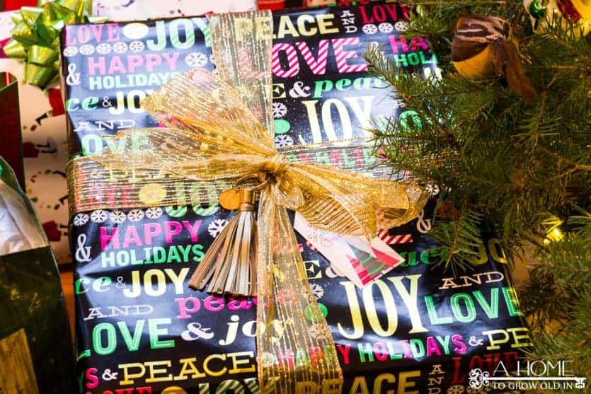 5 easy ways to make your Christmas presents look like you put much more effort into them than you did! Everyone will be excited to open one of your gifts! Pin this so you'll remember it!