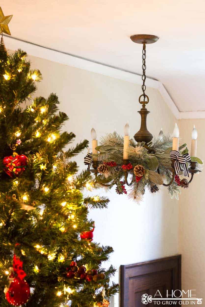 christmas-chandelier-decorations-greenery
