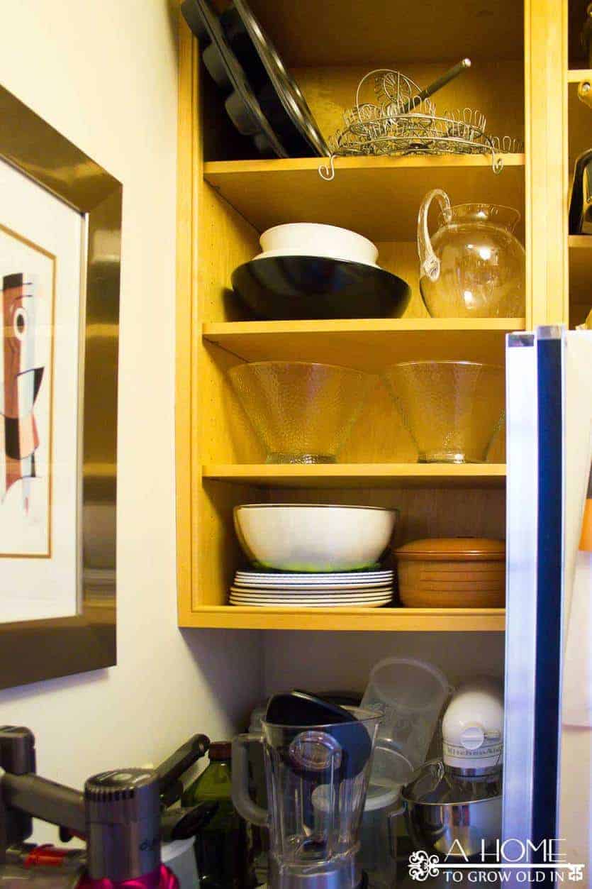 You won't want to miss this gorgeous pantry makeover with free printable pantry labels! Great ideas for organizing it so that it's easy to maintain.