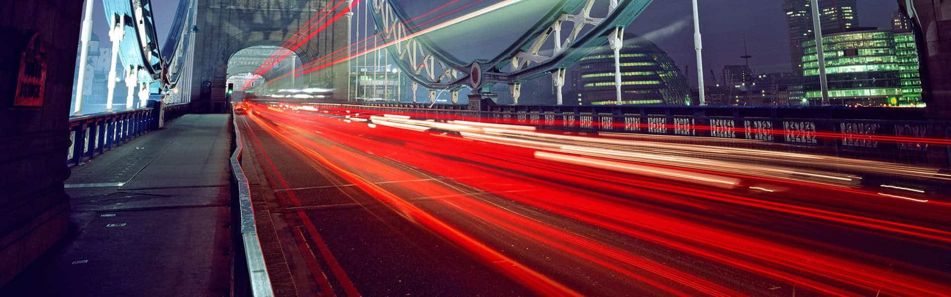 VB21973772 Streaks of light from cars passing over Tower Bridge at night., Tower Bridge, London, London, England.