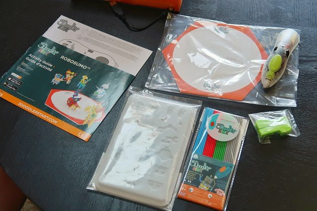 Everything that comes in the 3doodler ROBOSUMO pen set