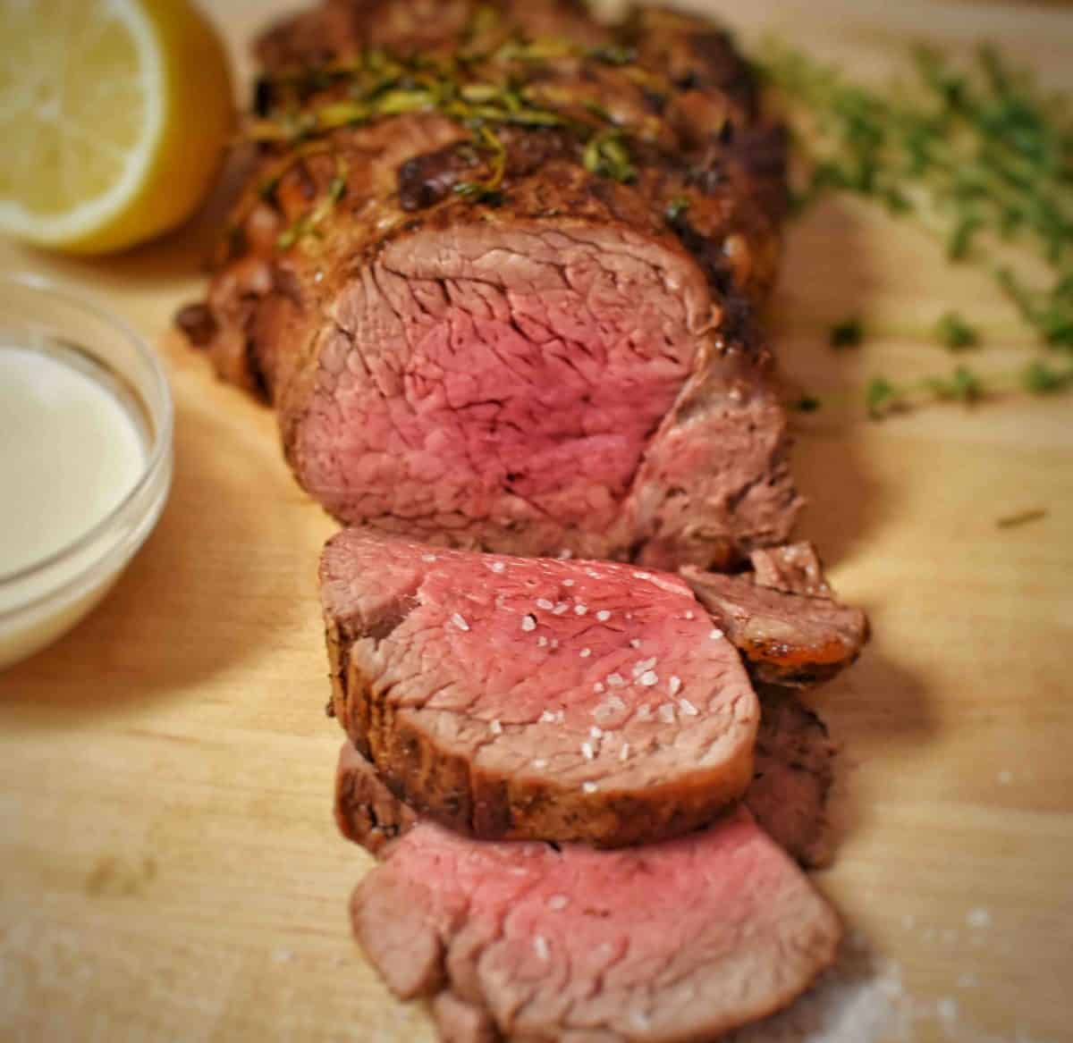 pepper-crusted-beef-tenderloin-with-creamy-horseradish-sauce