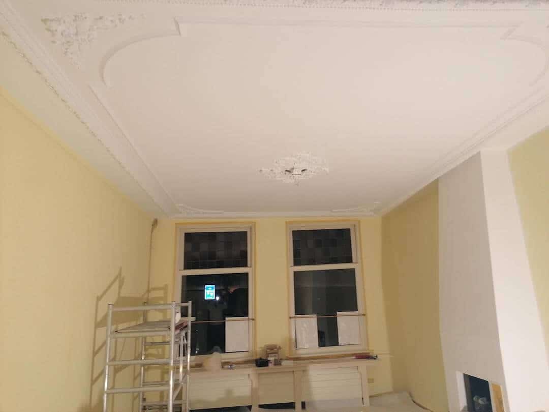 Plafond na restaureren stucwerk