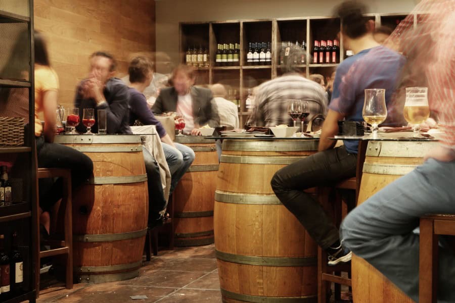 Salir de copas y tapas a un bar en epaña es habitual bar-bodega cervezas vinos y tapas