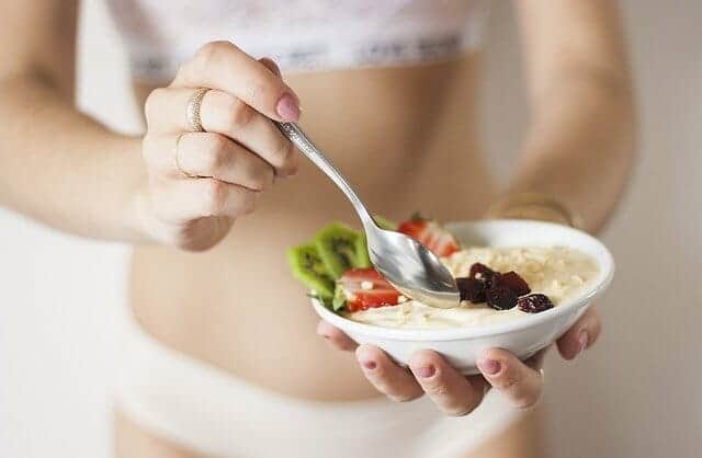 Uma mulher com uma salada de farinha de aveia, uma dieta de emagrecimento