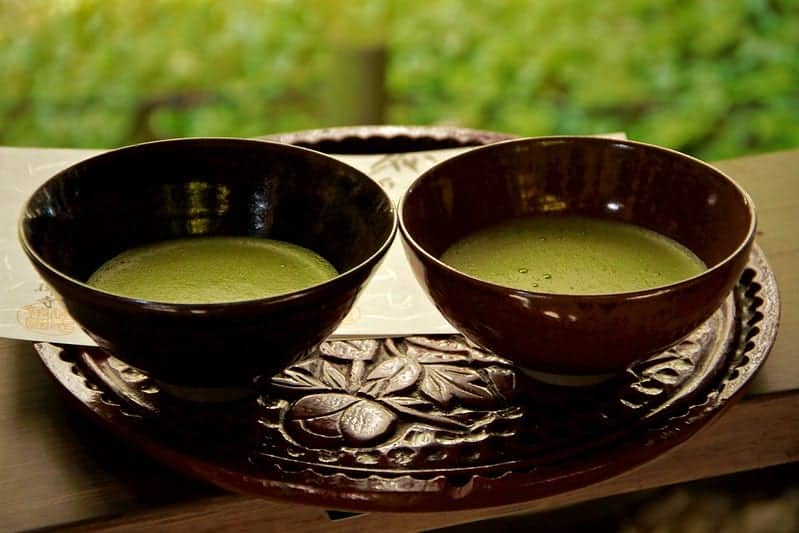 chá matcha em chávenas