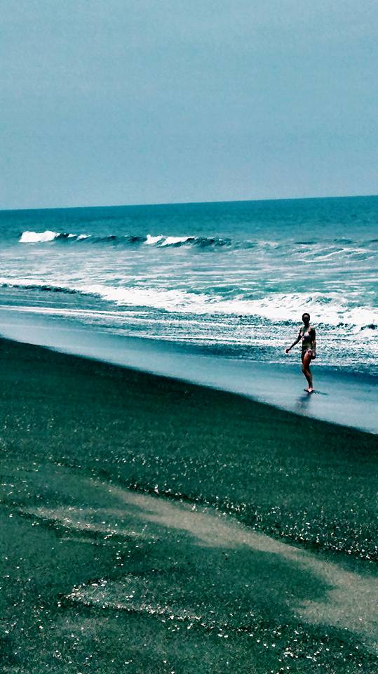 Plage volcanique près de Puerto San Jose