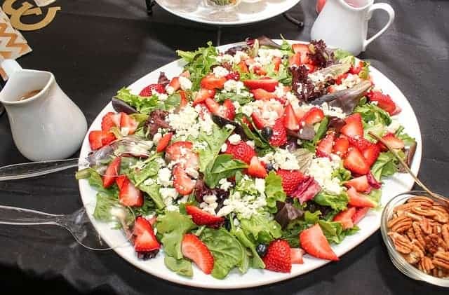 salade de laitue et de fraises