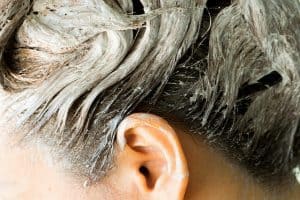 le lavage des cheveux