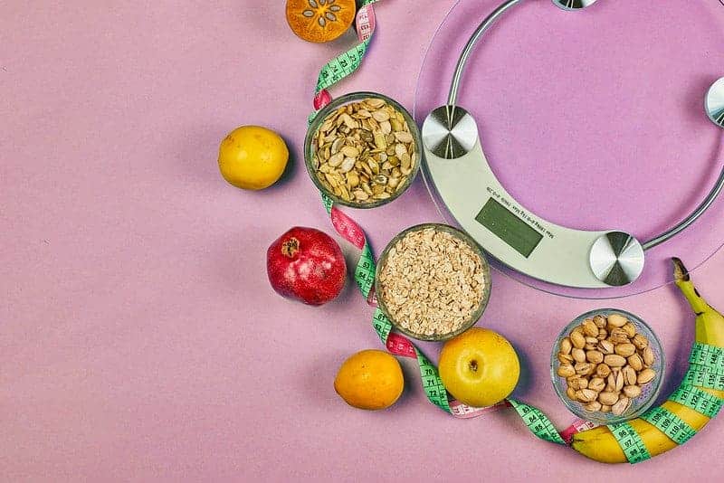 balances de cuisine et aliments diététiques sains (céréales, fruits)