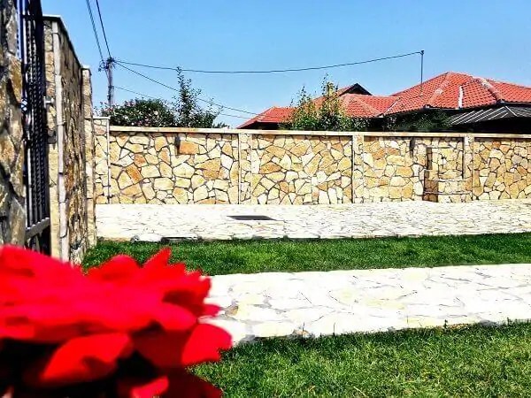 Lomljeni kamen Beograd-Radiofar dvorište Lomljeni kamen Beograd-Radiofar dvorište
