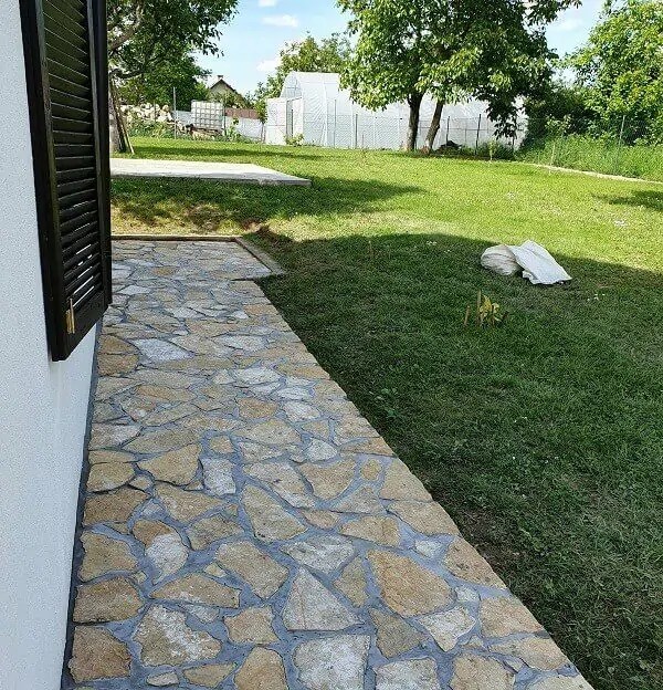 staze u dvorištu (2) staze u dvorištu (2)