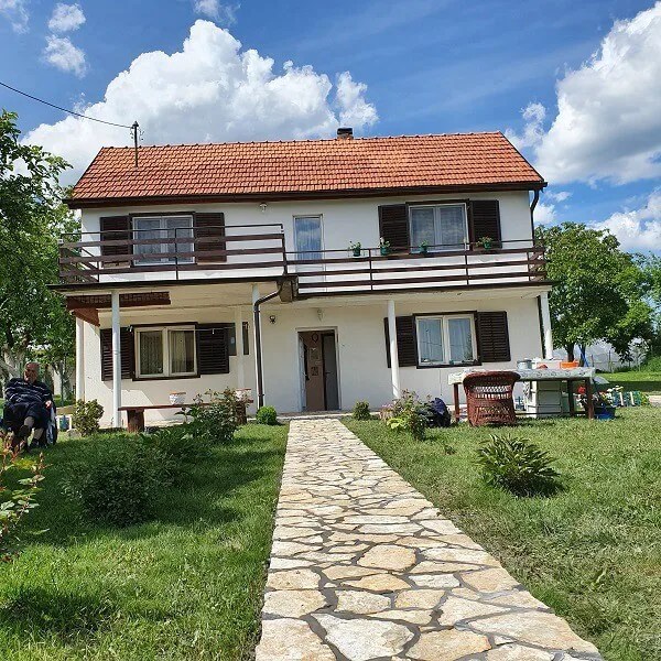 staze u dvorištu staze u dvorištu