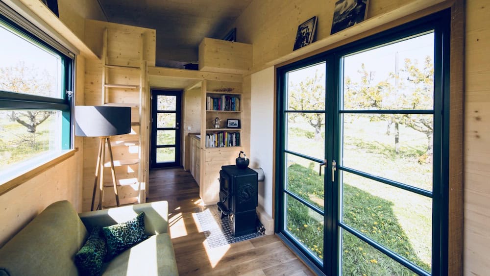 tiny-haus-groesse-innenansicht-groesse-LIVEE Das Bild zeigt die Größe eines Tiny House. Zu sehen ist der Wohnbereich